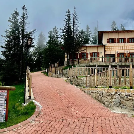 Sultan Murat Parma Goernek Tabiat Parki بيت خشبي